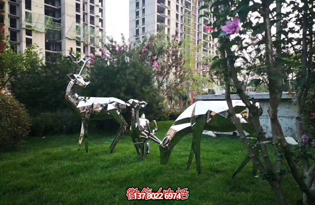 不銹鋼梅花鹿雕塑，讓公園草坪更美麗