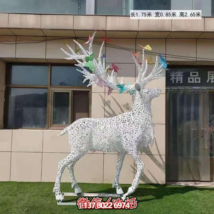 不銹鋼鹿角鏤空梅花亮化雕塑，為景觀廣場擺放