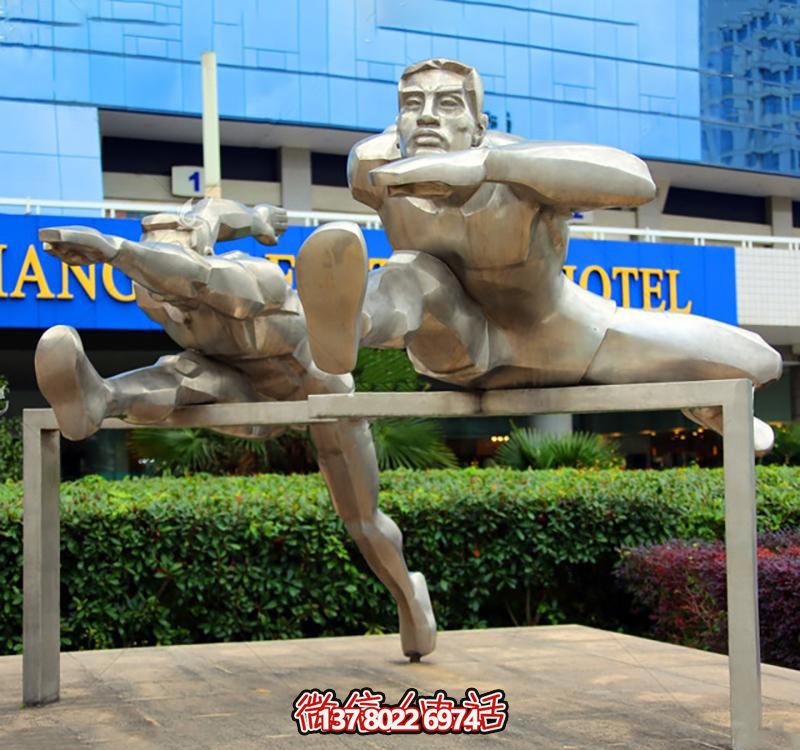 高科技不銹鋼跨欄雕塑裝置，傳承體育運動主題人物