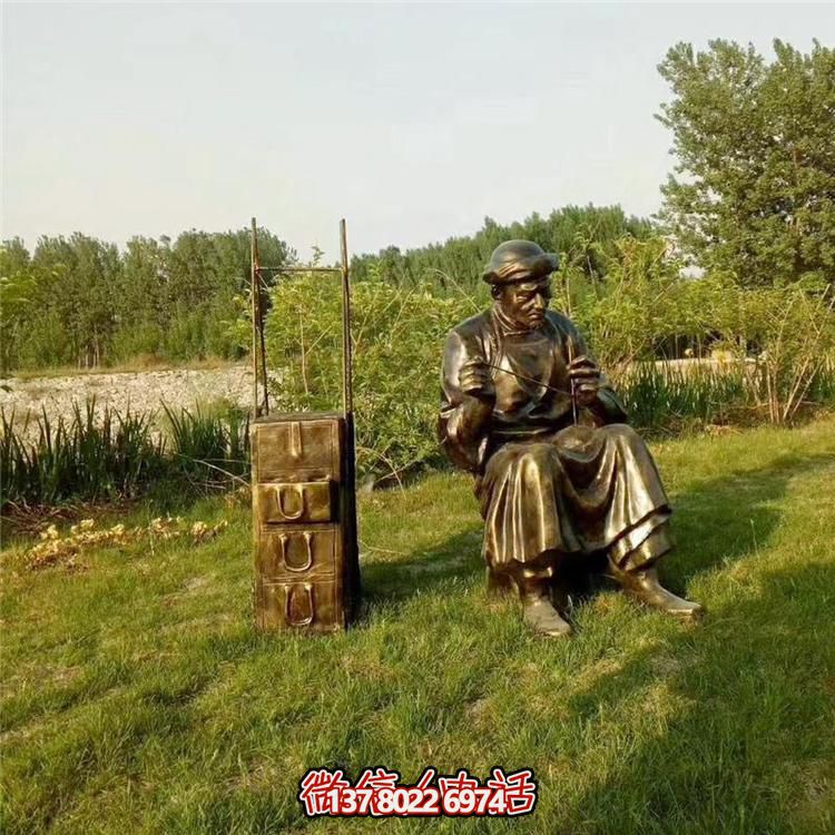 藝術(shù)精美的銅雕人物雕塑，點(diǎn)綴美麗的戶(hù)外園林景觀