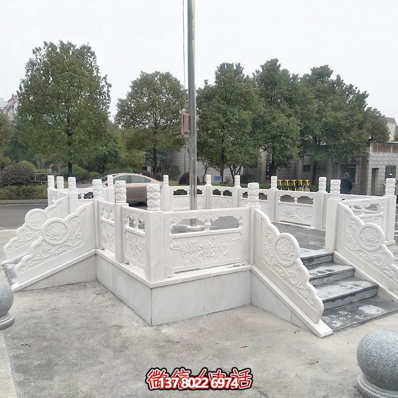 升旗臺(tái)石雕——精雕細(xì)琢，點(diǎn)綴校園風(fēng)采