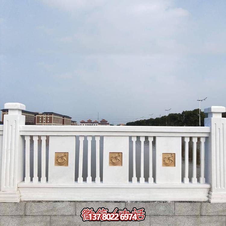 “羅馬柱式漢白玉歐式欄桿，為河道邊裝飾和防護(hù)”