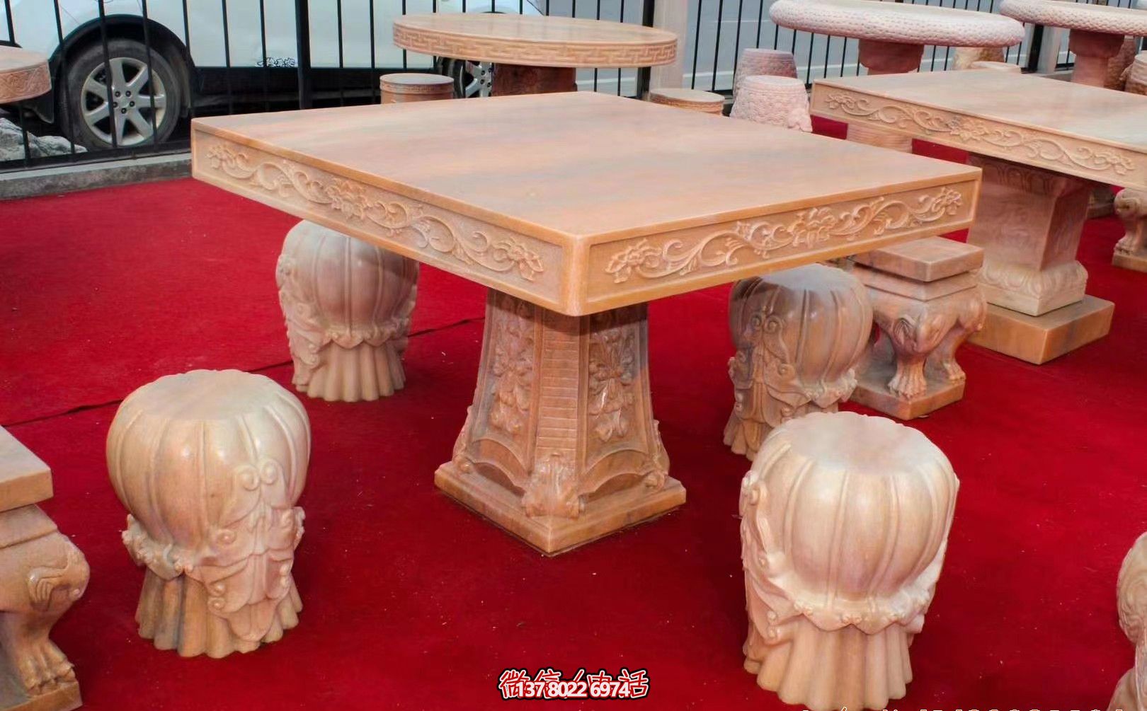 紅色方形石桌凳，欣賞晚霞雕塑，點(diǎn)亮花園廣場