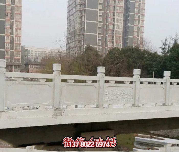 漢白玉鑲嵌欄桿，雕塑點綴美麗小區(qū)公園