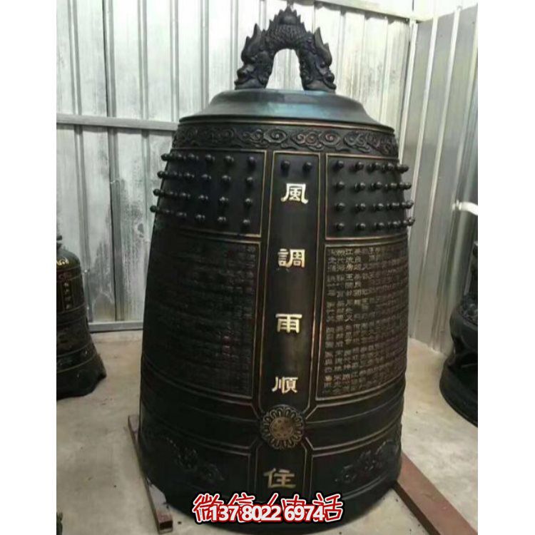 仿古風(fēng)格的大型銅鐘雕塑，祈福禮贊