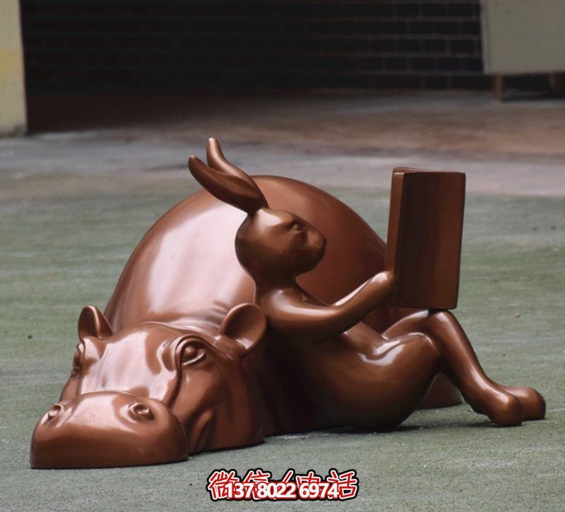 玻璃創(chuàng)意海馬雕塑，擺放于場內(nèi)，點綴你的生活