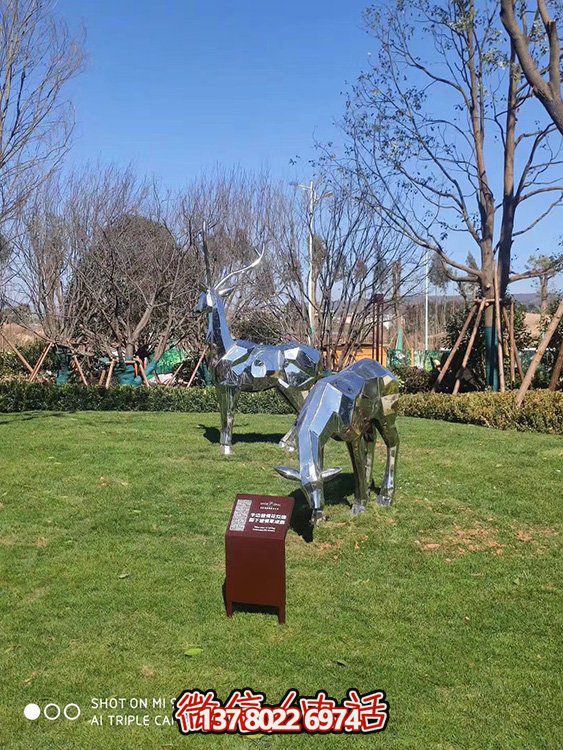 不銹鋼塊面鹿，抬頭鹿，低頭吃草的梅花鹿
