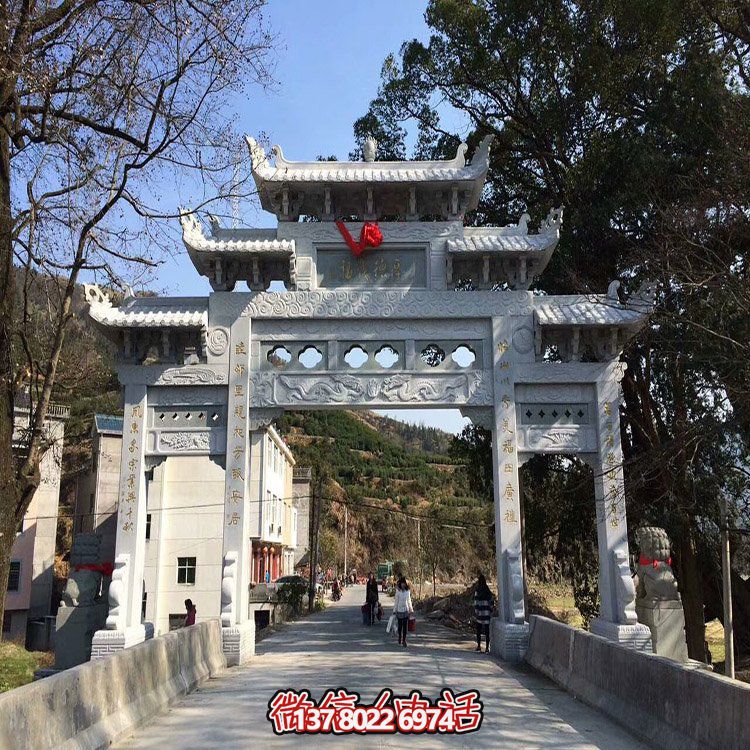 村口石牌坊，三間四柱石雕牌樓