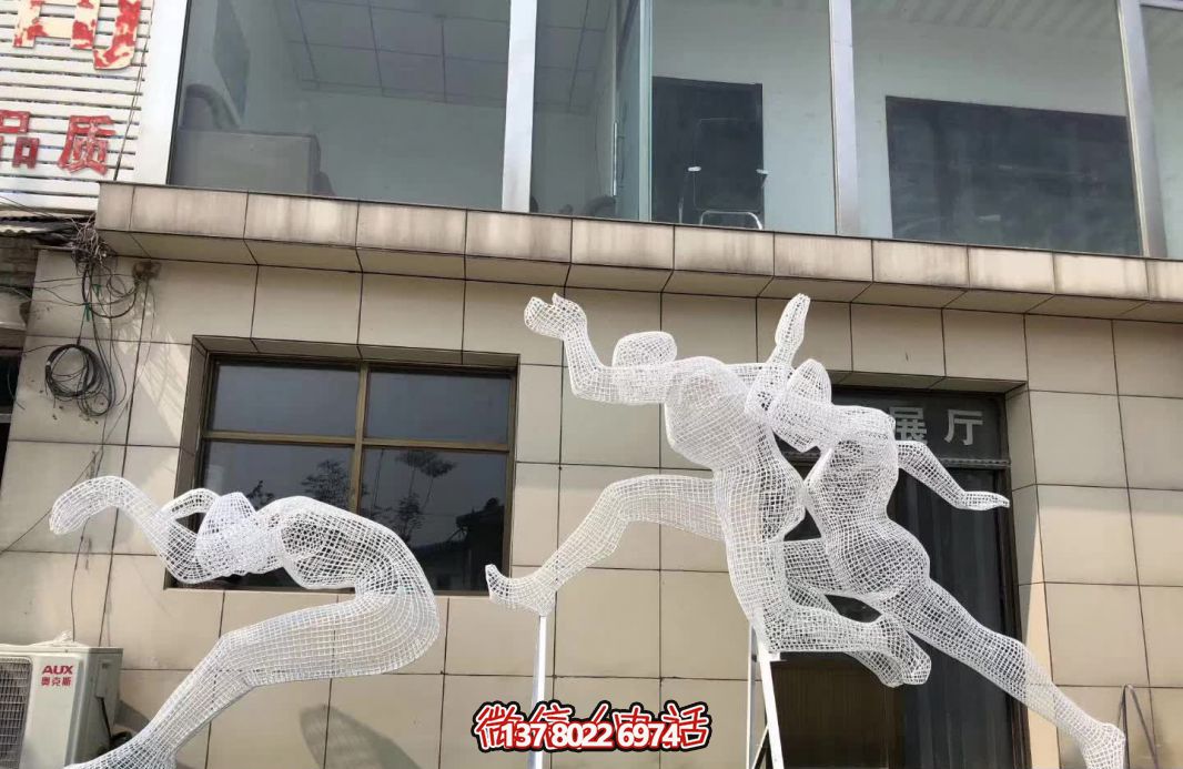 學(xué)院操場創(chuàng)意網(wǎng)格不銹鋼運動跳遠(yuǎn)人物雕塑