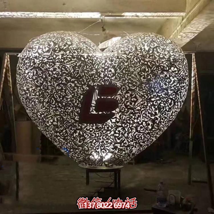 不銹鋼鏤空戶外大型發(fā)光愛(ài)心雕塑