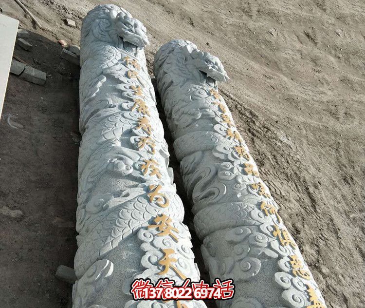 宗教廟門(mén)前擺放石雕盤(pán)龍柱