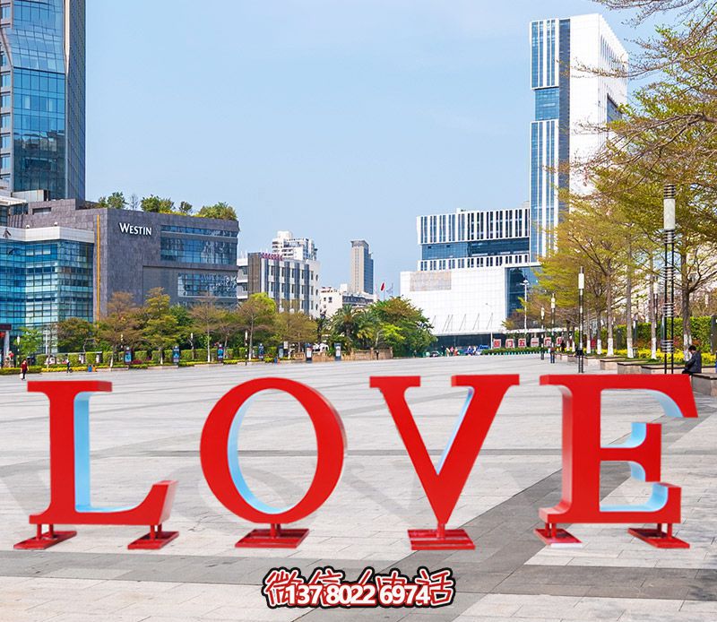 廣場(chǎng)上擺放的紅色鏤空不銹鋼LOVE雕塑