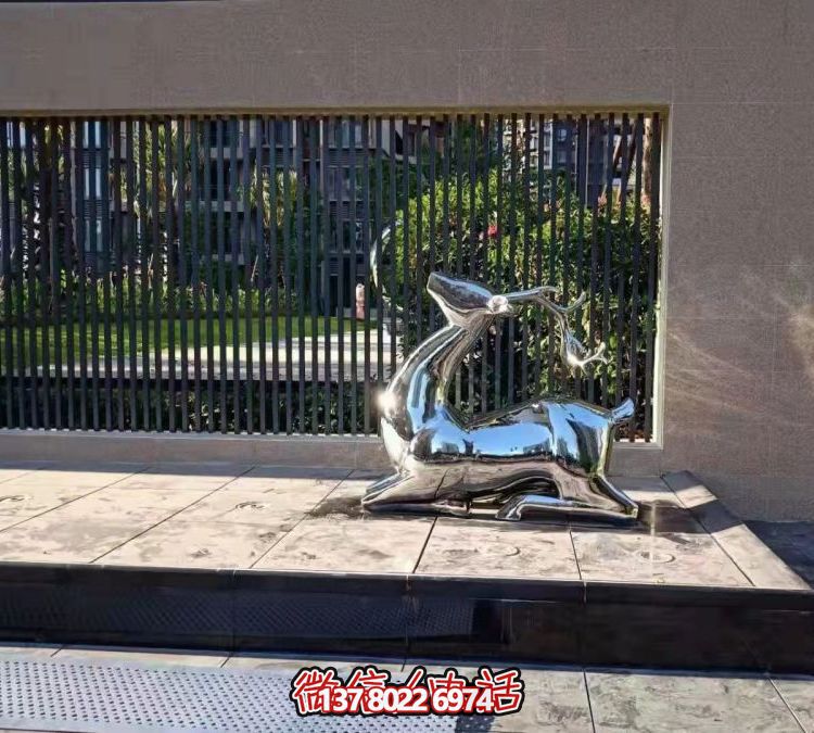 抬頭跪地鹿雕塑，地產(chǎn)售樓部鏡面不銹鋼鹿動物擺件