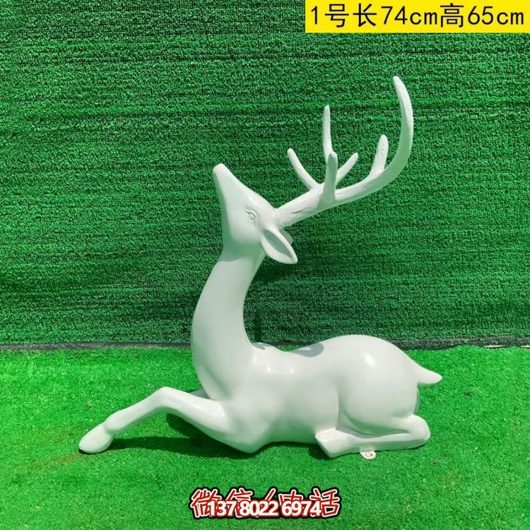 白色的梅花鹿，臥姿，仰頭，可上色