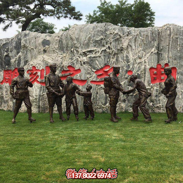 玻璃鋼仿銅人物，八路軍和鄉(xiāng)親握手的景觀擺件